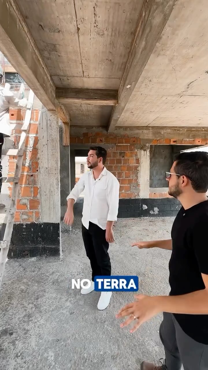 Profissionais conversando dentro de uma obra no vídeo SVX in loco